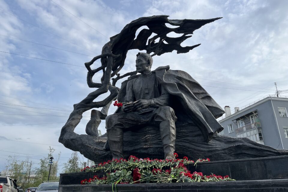 В Якутске возложили цветы к памятнику Алексею Кулаковскому