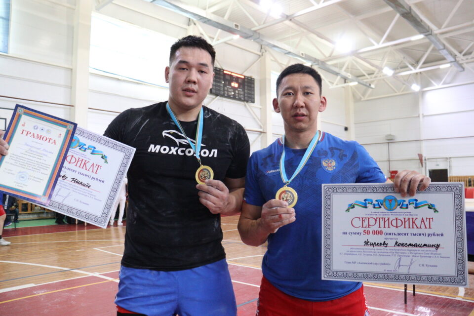 Мас-рестлеры из Таттинского улуса стали абсолютными чемпионами турнира в Амге