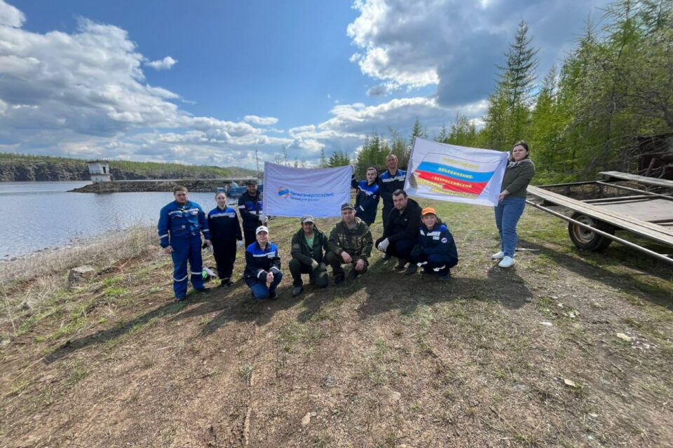 Энергетики провели уборку на берегу реки Вилюй