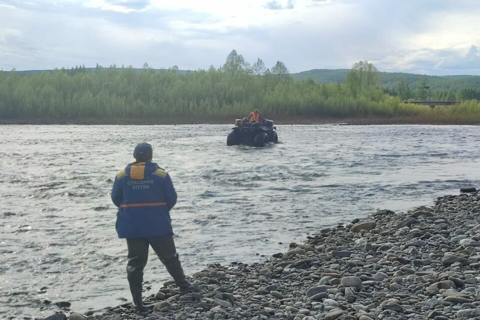 В Нерюнгри спасли мужчину и ребенка, застрявших на островке из-за подъема воды в реке