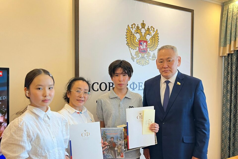 Якутского школьника, победившего в конкурсе рисунков, поздравил сенатор Сахамин Афанасьев