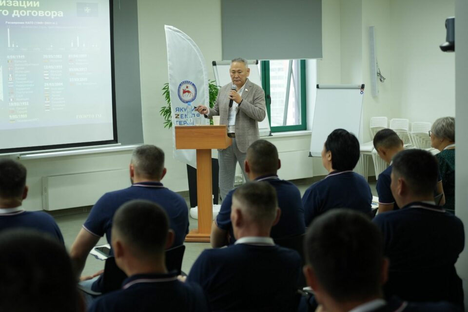 Сахамин Афанасьев встретился с участниками программы «Якутия – земля героев»