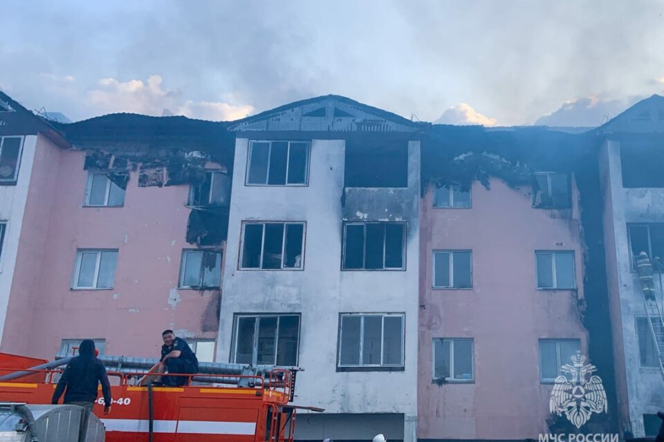 В многоквартирном доме в Нюрбе произошел пожар