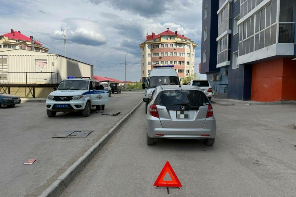В Якутске автомобиль сбил 8-летнего ребенка, катавшегося на самокате