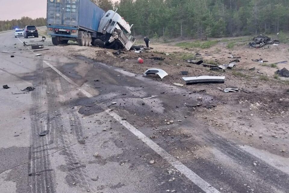 В Хангаласском районе внедорожник столкнулся с грузовиком: погибли два человека