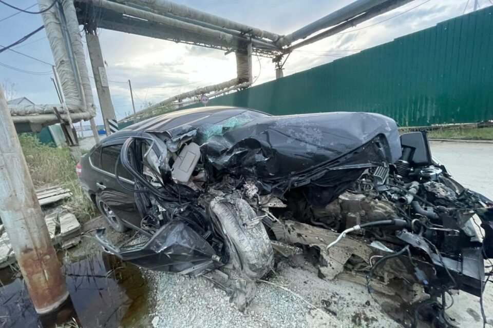 В Якутске водитель не справился с управлением и врезался в забор