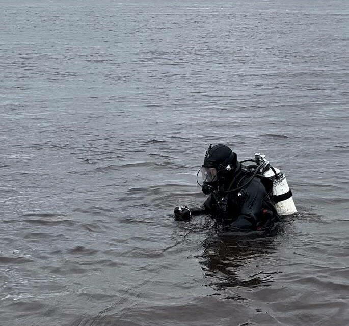 В Намском районе водолазы ищут мужчину, выпавшего из лодки