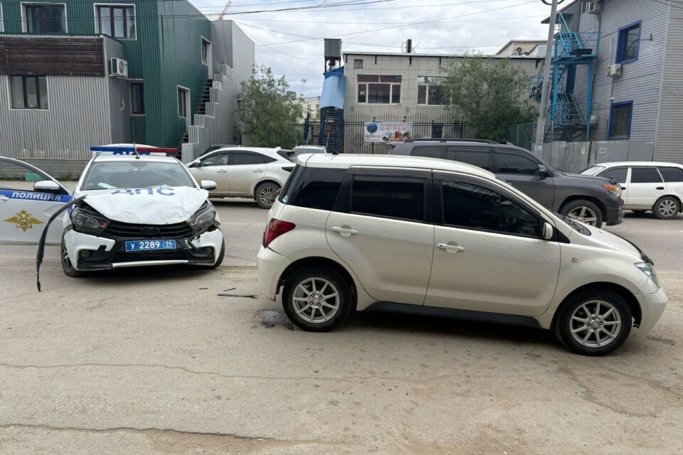 В Якутске водитель протаранил машину ДПС после оформления протокола