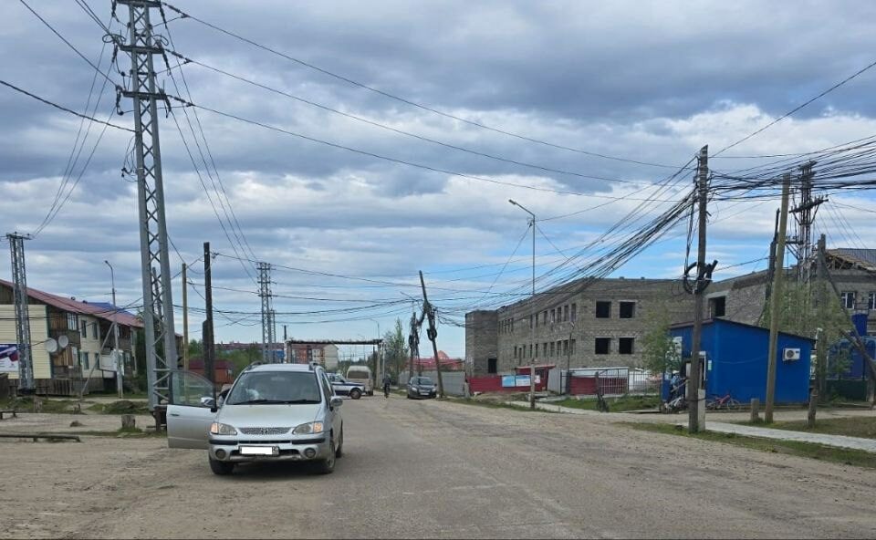 В Сунтарском районе женщина-водитель сбила пенсионерку при движении задним ходом