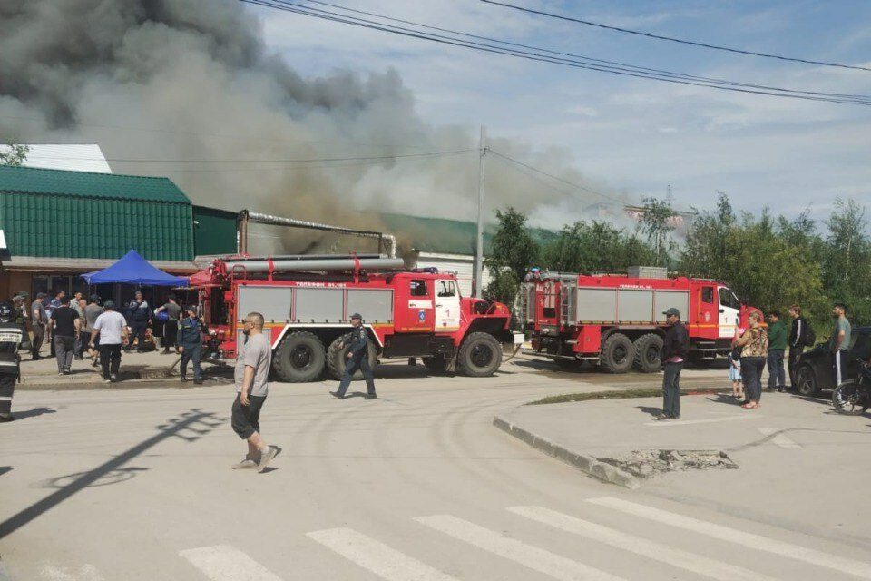 Пожар вспыхнул на овощной базе по улице Труда в Якутске