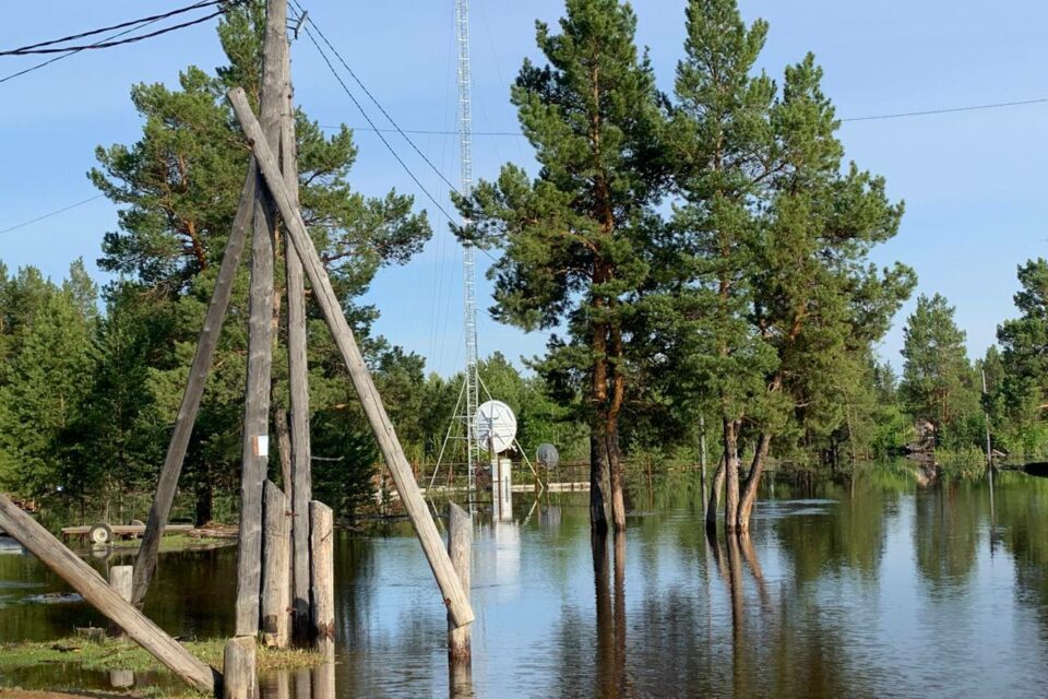 В селе Чагда подтопило местную котельную. Часть угля оказалась под водой