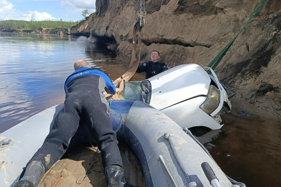 Водолазы подняли из реки Вилюй автомобиль с телом пропавшего мужчины