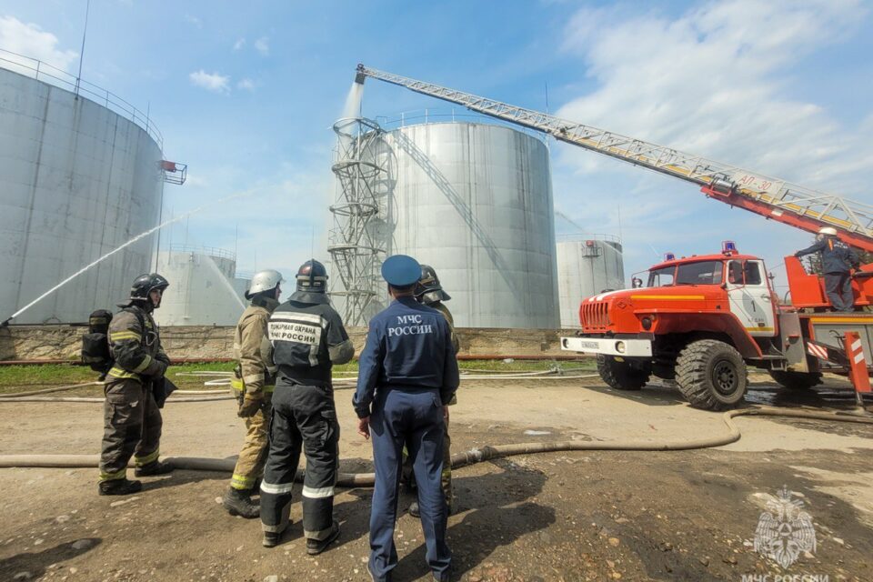 В Томмоте прошли учения по тушению пожара на нефтебазе