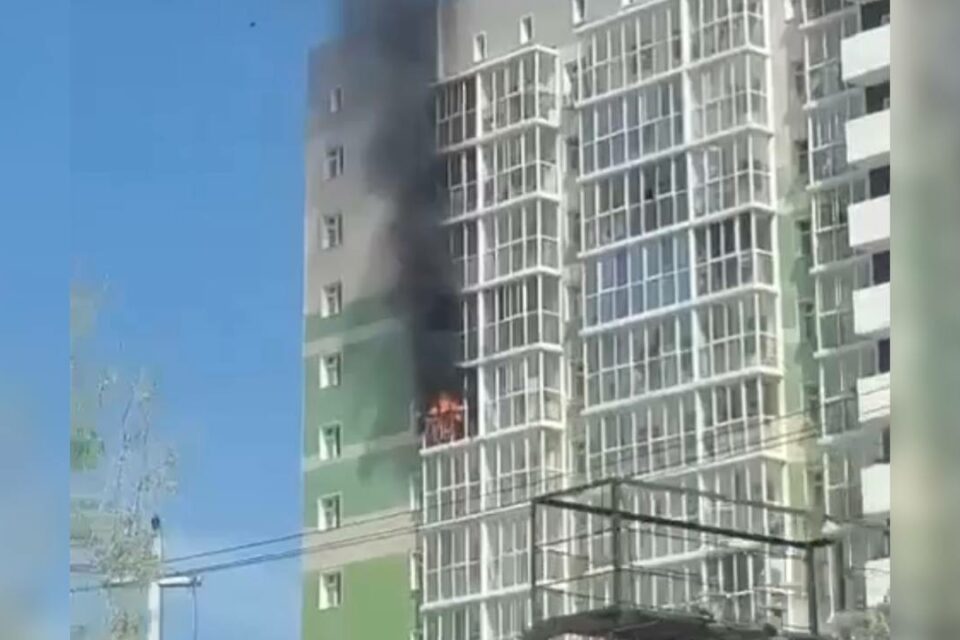 В Якутске в многоквартирном доме вспыхнул пожар