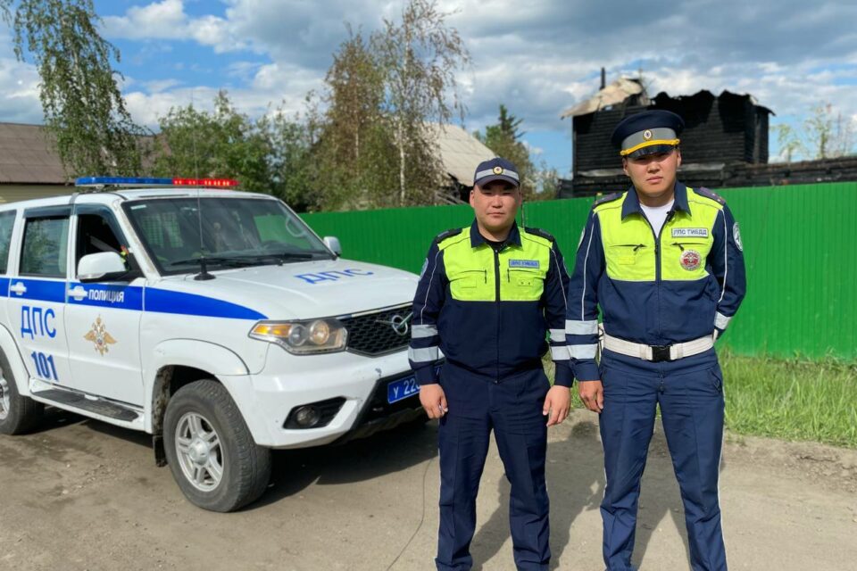 В Якутии полицейские спасли мужчину из горящего дома
