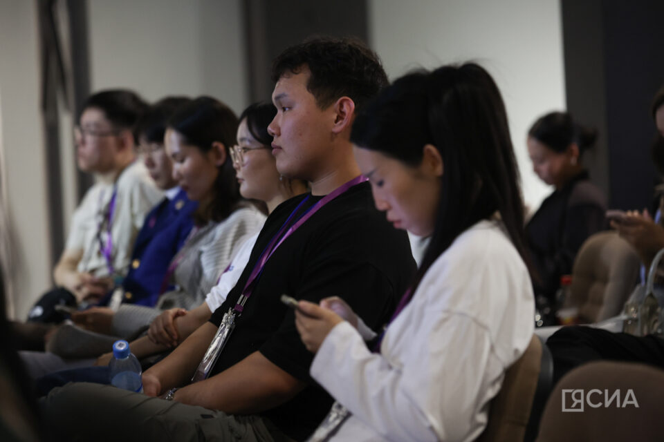 В Якутске опросили разновозрастных коллег об отношении друг к другу