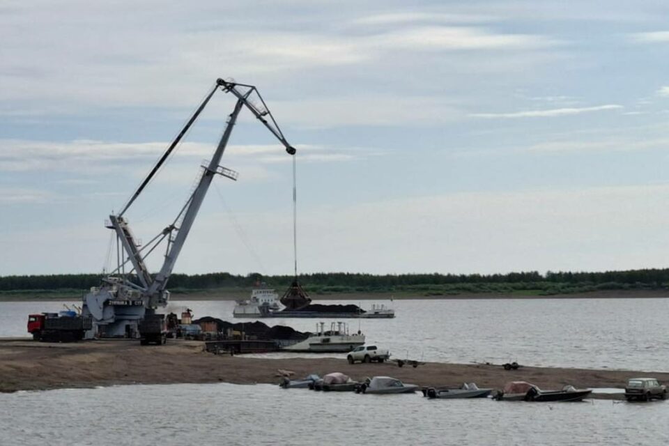 Более 98 тысяч тонн угля доставили по рекам Амге и Вилюй