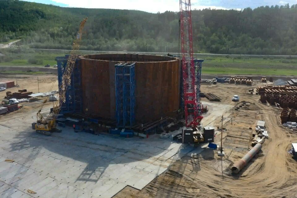 Строители Ленского моста начали сборку коффердама для центрального пилона