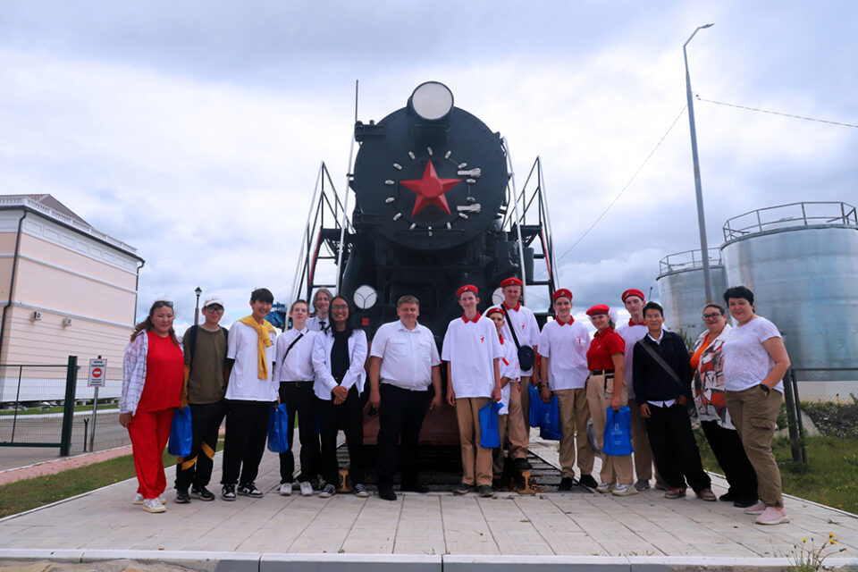 Московские школьники передали памятный костыль строителям железной дороги Якутск – Магадан