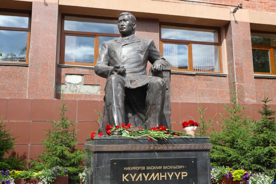 В Якутске в День национальной печати возложили цветы к памятнику Василию Никифорову-Кюлюмнюру