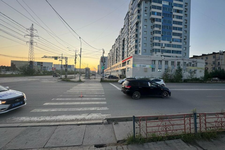 В Якутске водитель сбил двух пешеходов на перекрестке