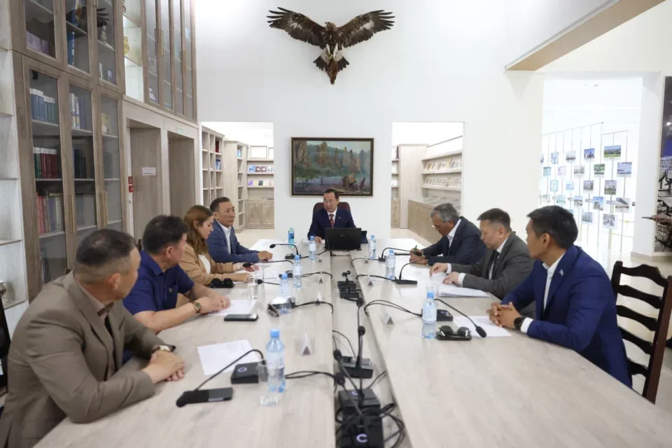 Айсен Николаев провел заседание оргкомитета по увековечению памяти Михаила Николаева