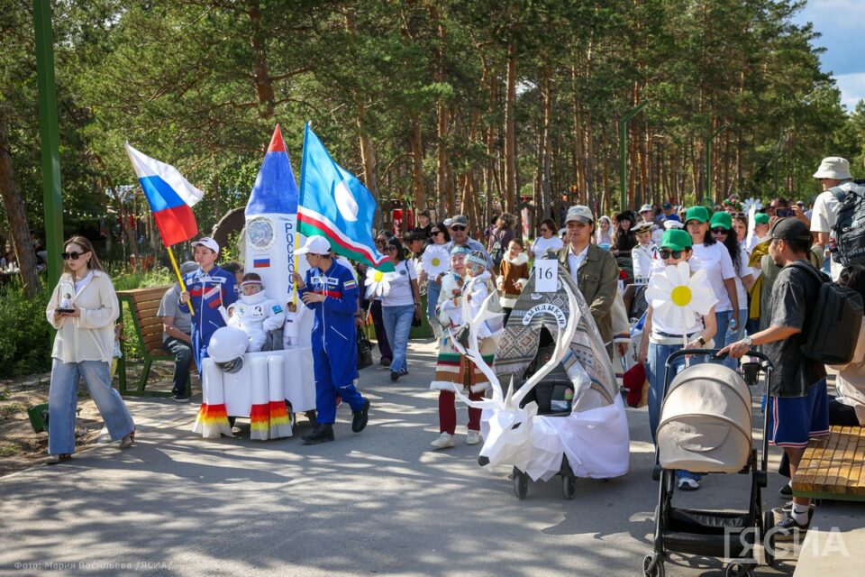 «Кындыкан, ракета и синий трактор»: в Якутске состоялся парад колясок