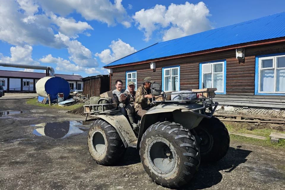 Бригада врачей работает в пострадавшем от паводка Оймяконском районе Якутии