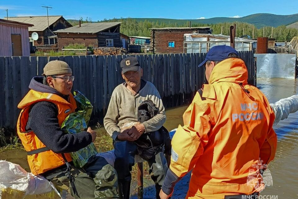 В Якутии за сутки от воды освобождены 167 дворовых территорий в шести населенных пунктах