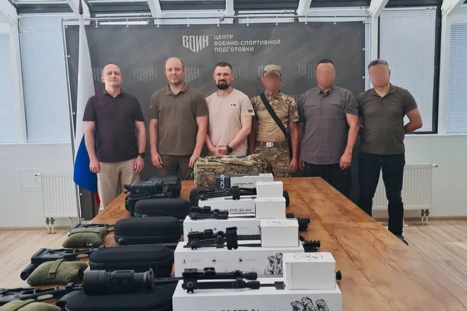 Федерация боевого снайпинга РФ и центр «Воин» передали бойцам СВО винтовки