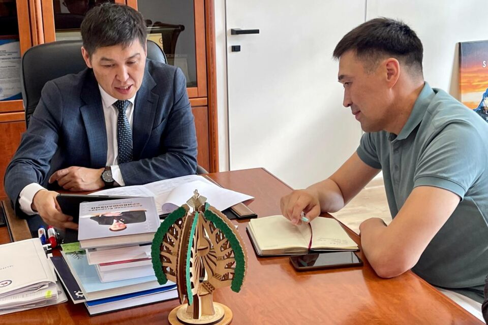 Анатолий Семенов стал наставником участника кадровой программы «Якутия — земля героев»