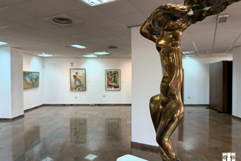 В Якутске представили выставку «Арктический пляж» с произведениями в жанре ню