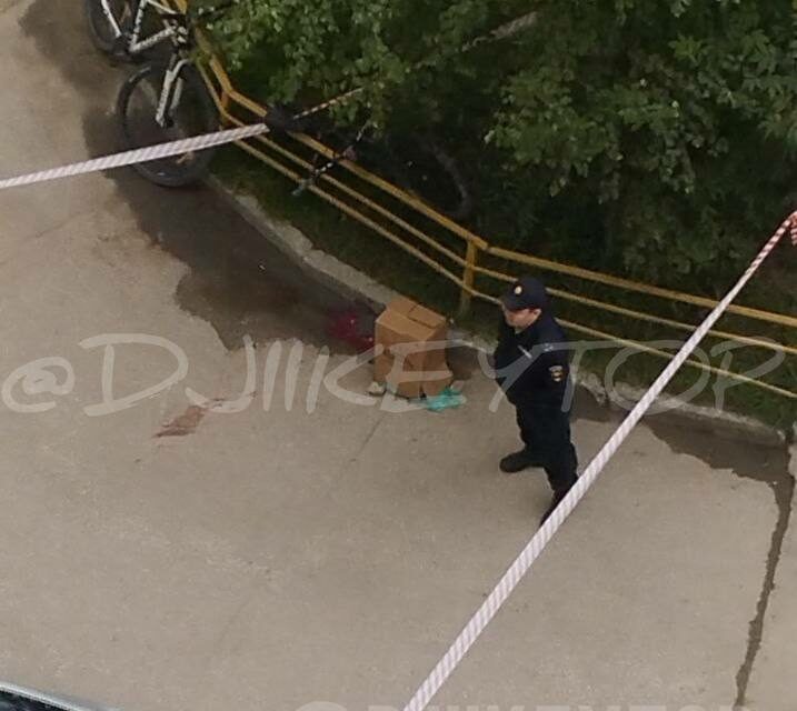 Молодой человек упал с 12-го этажа дома по ул. Петровского в Якутске