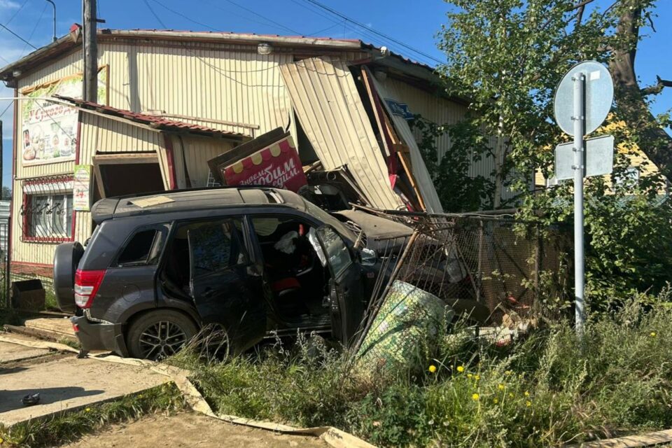 В Якутске пьяный водитель внедорожника врезался в здание магазина