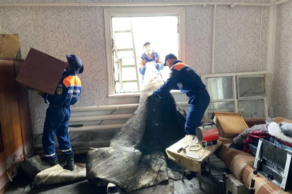 Дезинфекцию домов и территорий проводят в Оймяконе после паводка