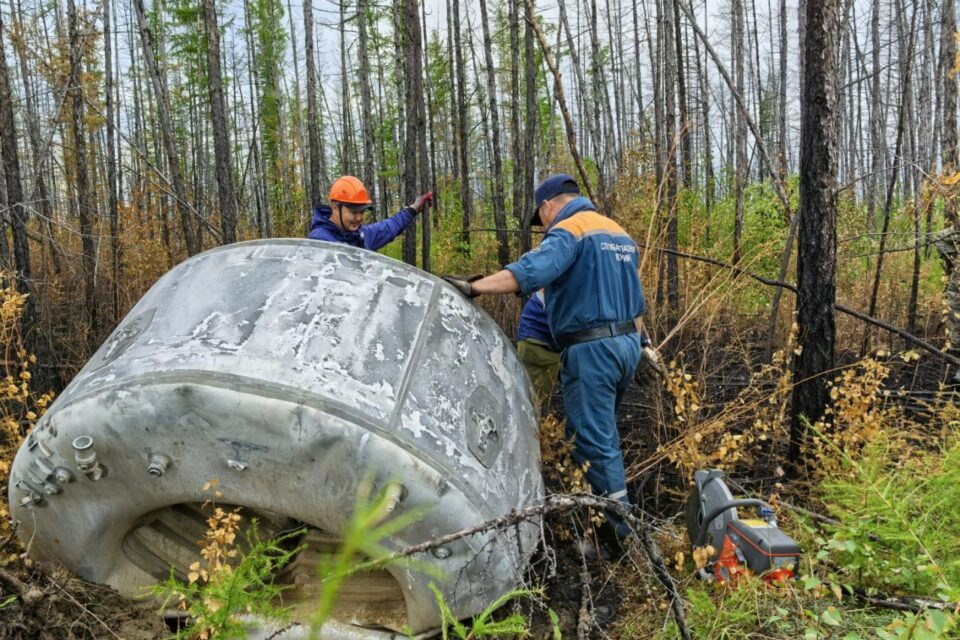 Фрагмент ракеты-носителя вывезли с места падения в Вилюйском районе