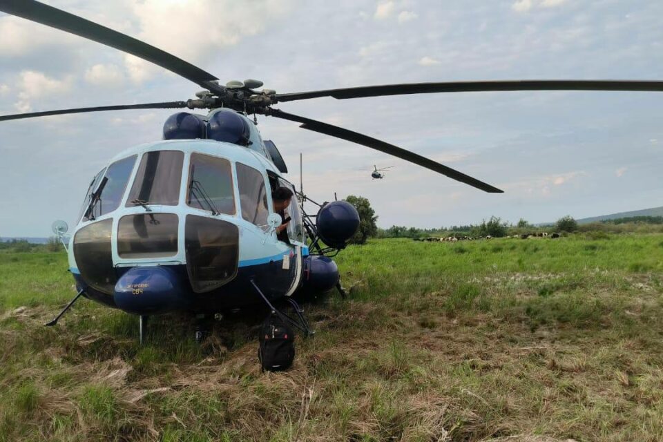 Вертолет совершил вынужденную посадку в 26 км от Ленска