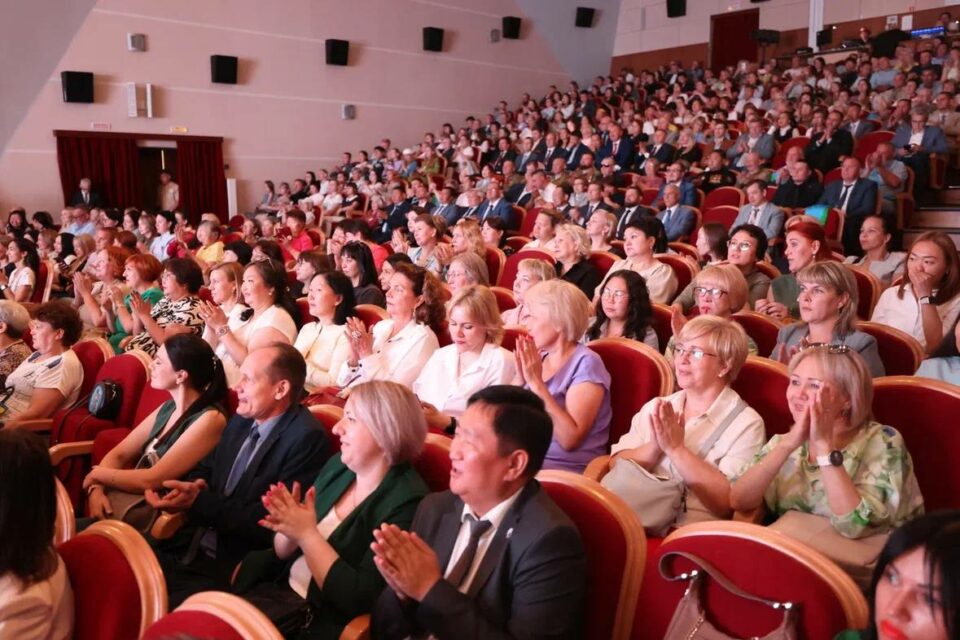 Глава Якутии поздравил с юбилеем Мирного и алмазодобывающей промышленности