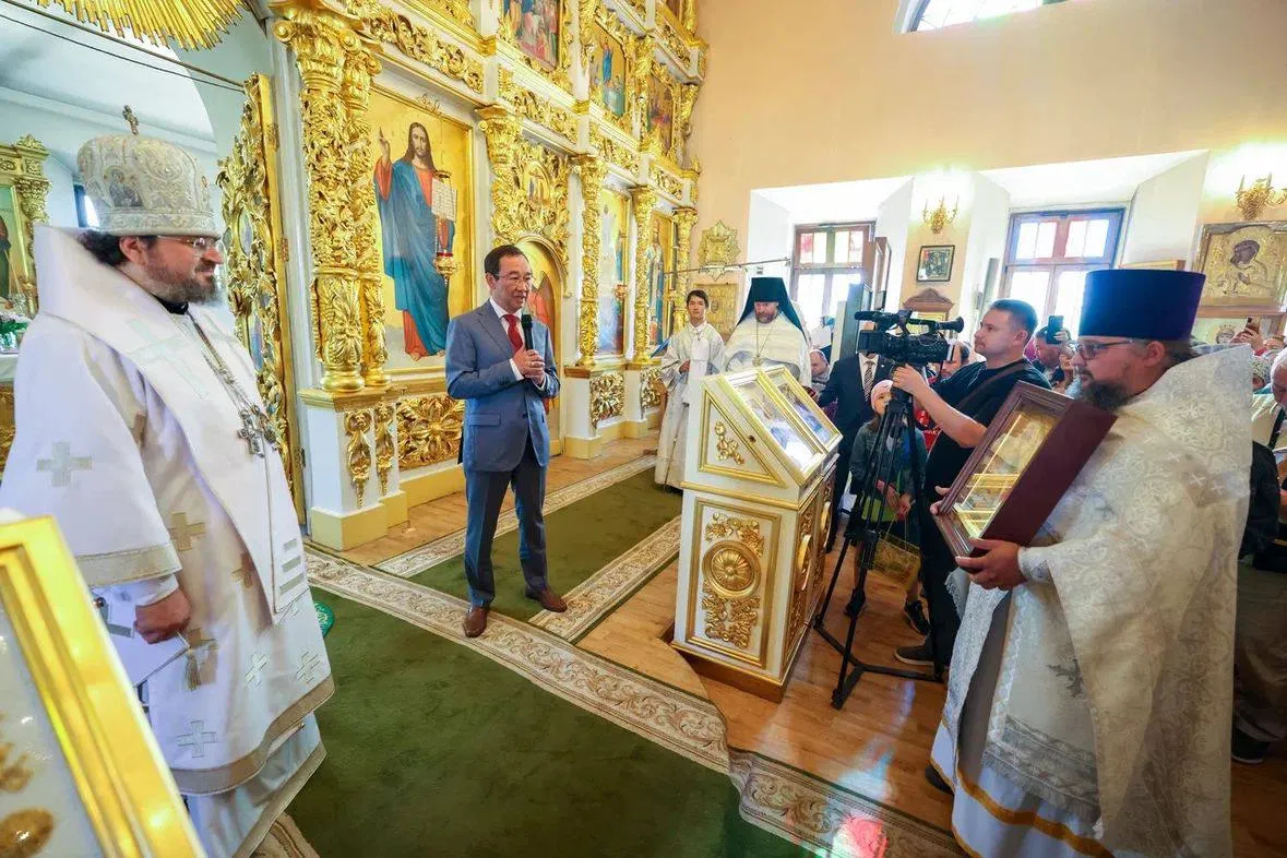 Айсен Николаев передал Якутской епархии икону Великомученика Димитрия Солунского