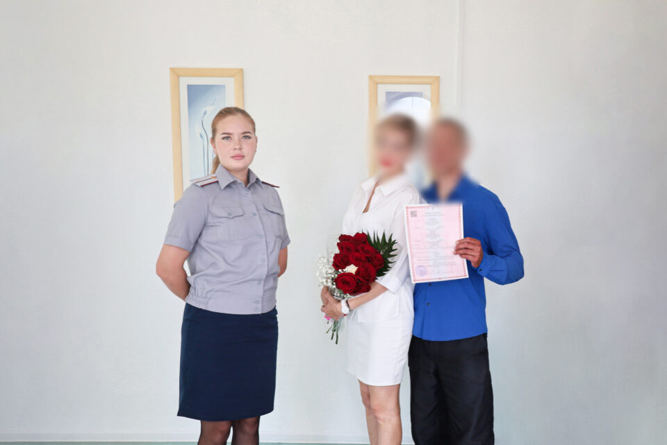 В Якутске отбывающий наказание в колонии-поселении женился на возлюбленной