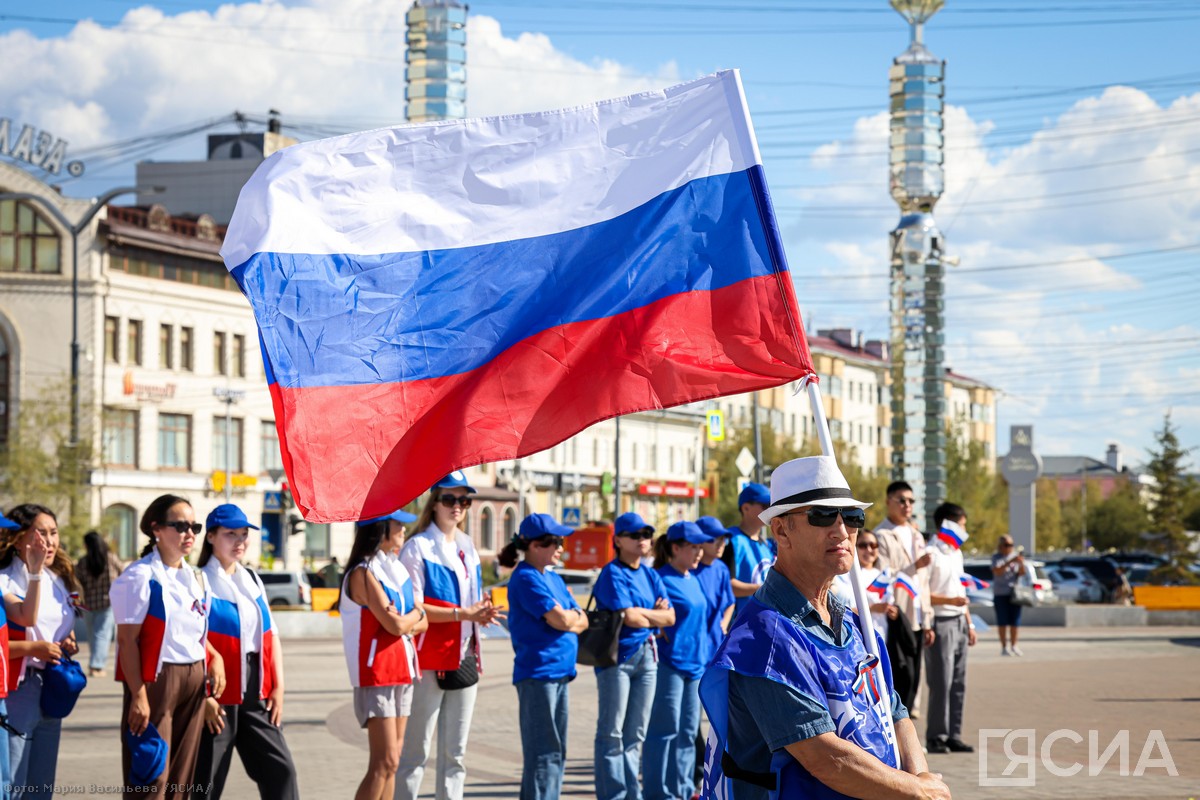 Огромный российский флаг развернули в центре Якутска