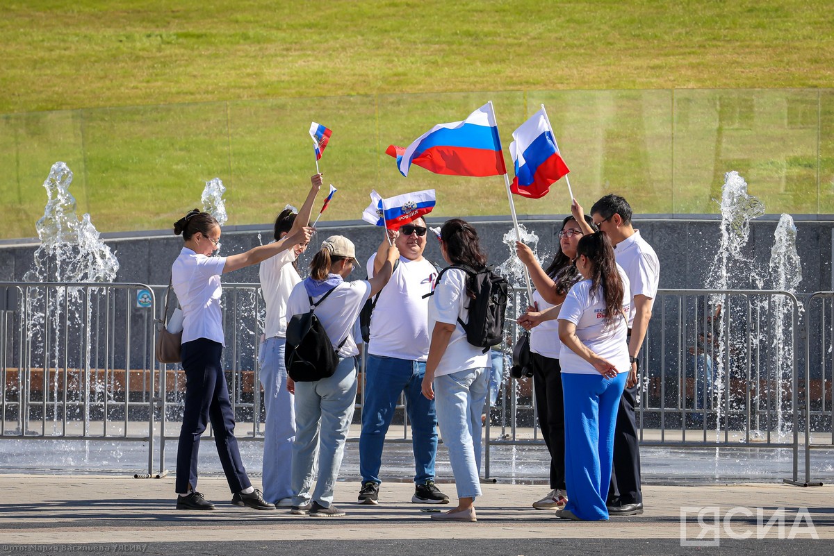 Огромный российский флаг развернули в центре Якутска