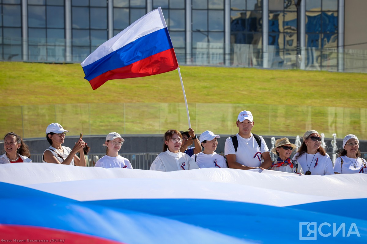 Огромный российский флаг развернули в центре Якутска