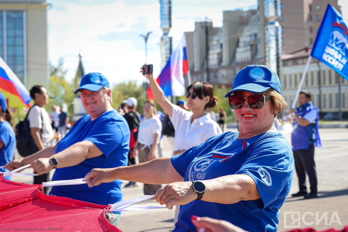 Огромный российский флаг развернули в центре Якутска