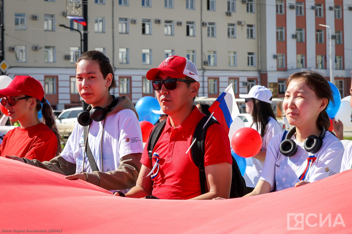 Огромный российский флаг развернули в центре Якутска