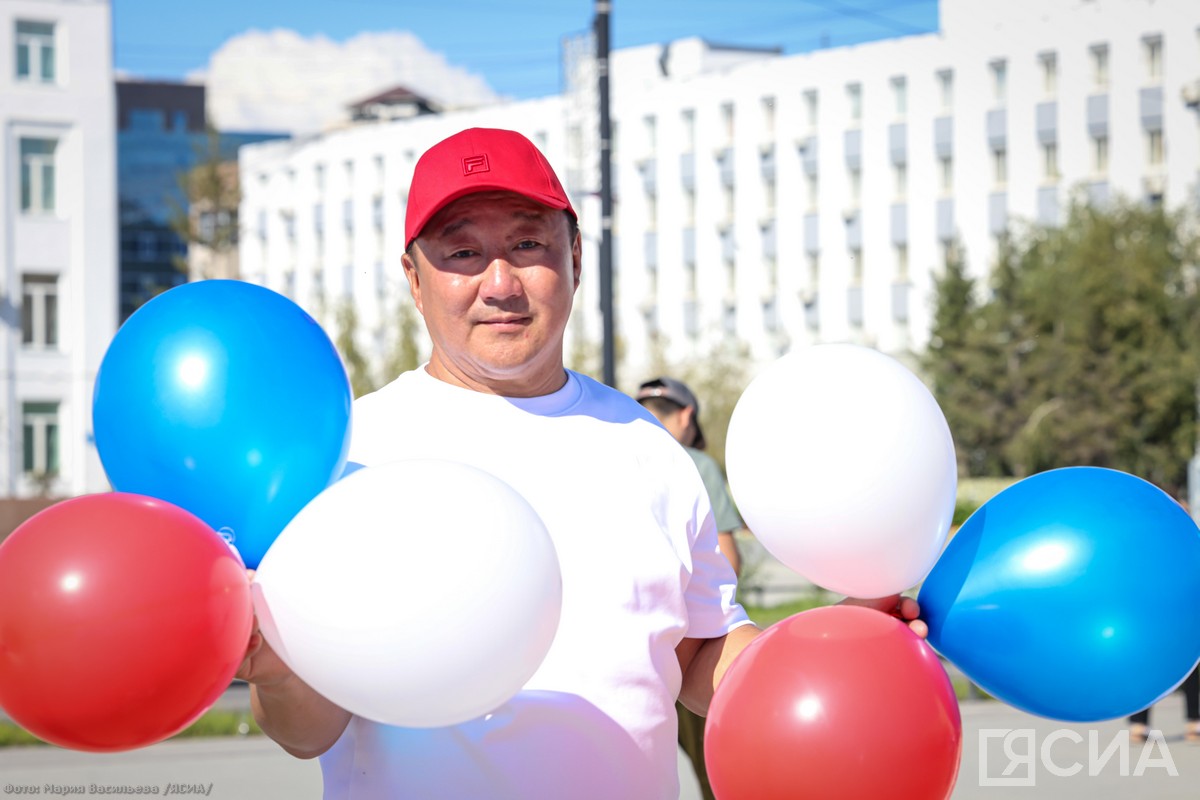 Огромный российский флаг развернули в центре Якутска