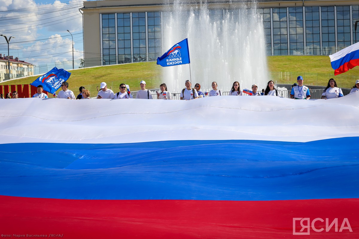 Огромный российский флаг развернули в центре Якутска