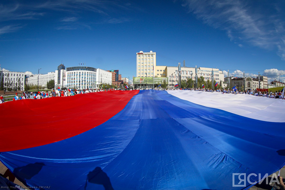 Огромный российский флаг развернули в центре Якутска