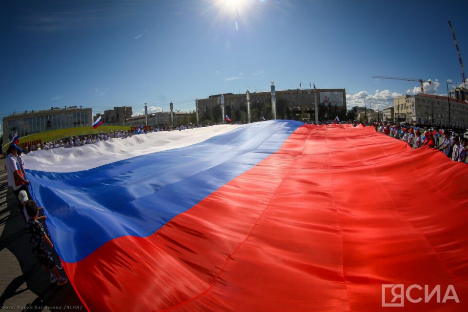 Огромный российский флаг развернули в центре Якутска