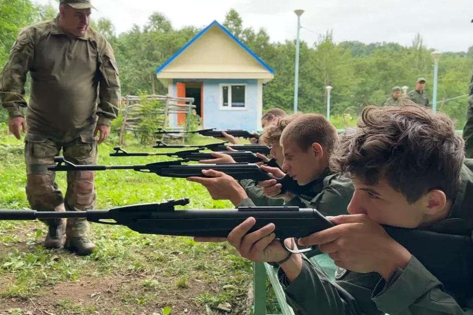 Инструкторы центра «Воин» обучают подростков боевому снайпингу
